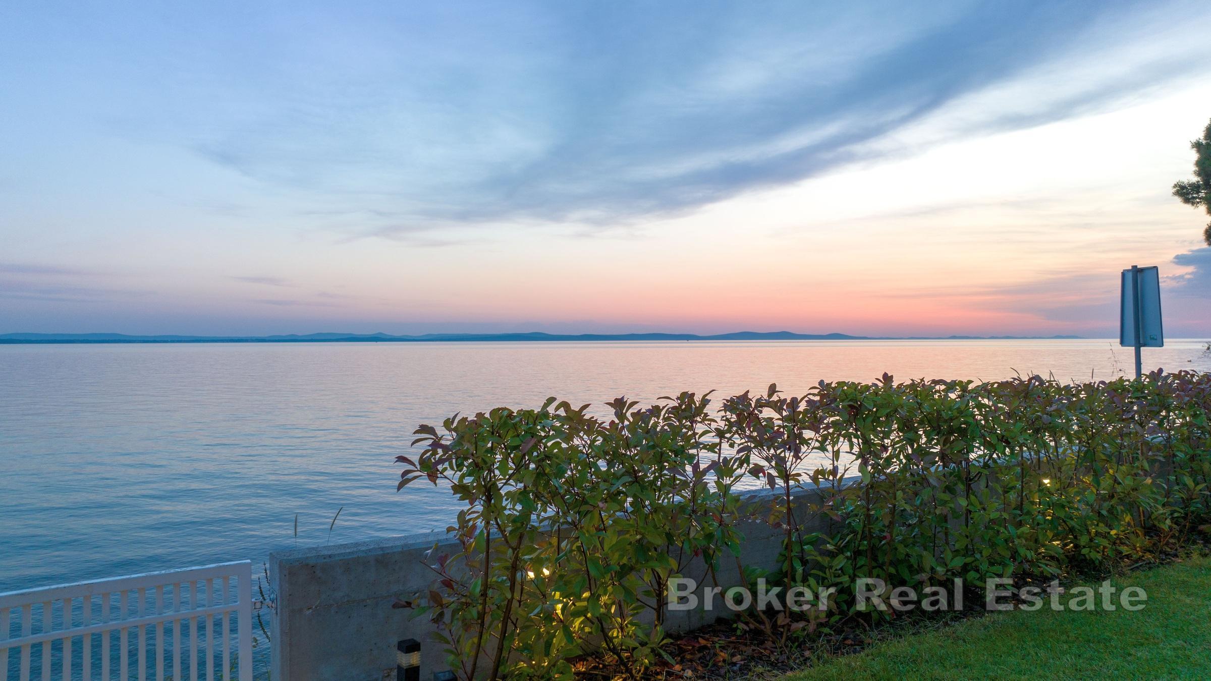 Krásná kamenná vila s bazénem v první řadě u moře