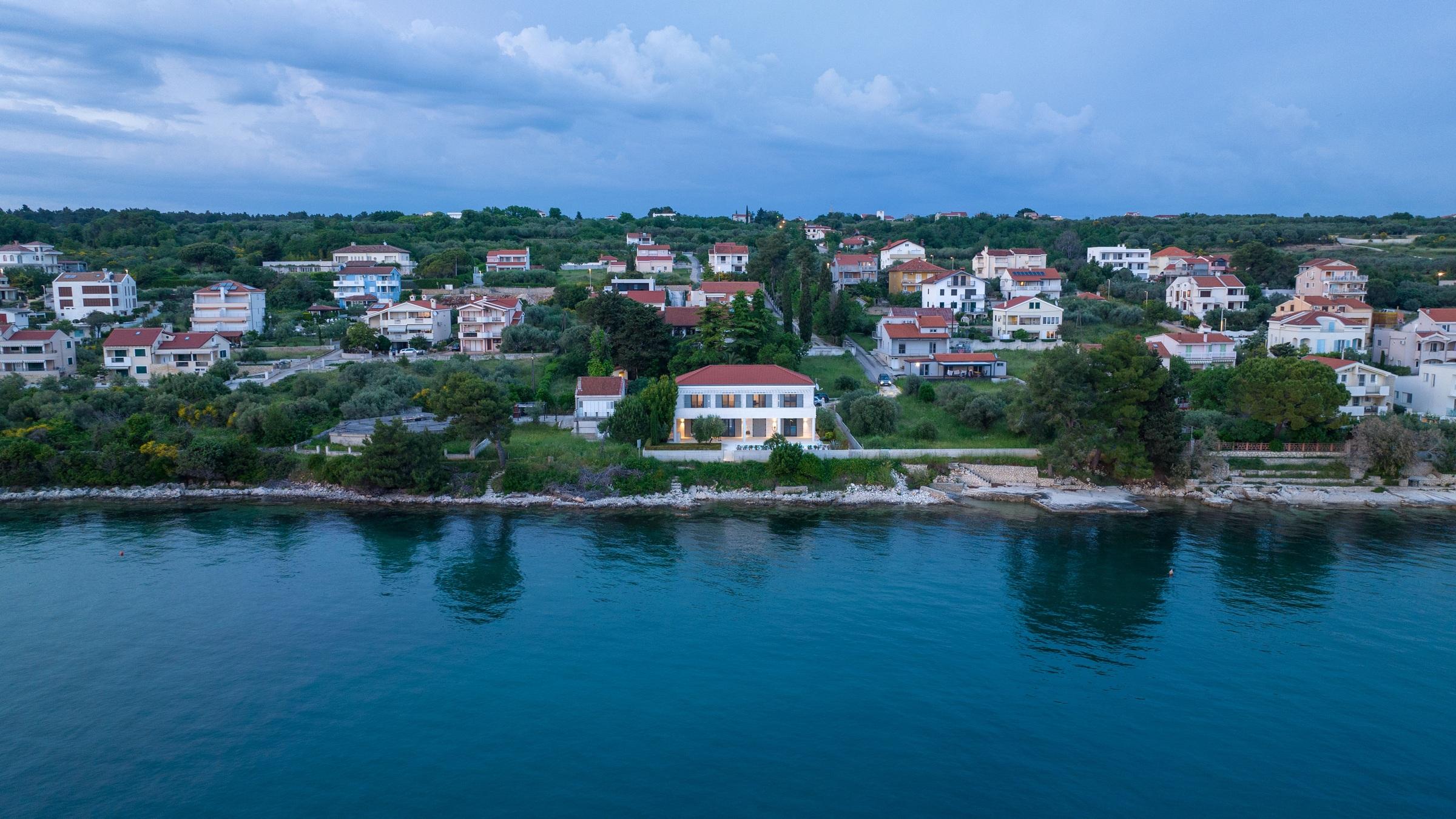 Prekrasna kamena vila s bazenom u prvom redu do mora