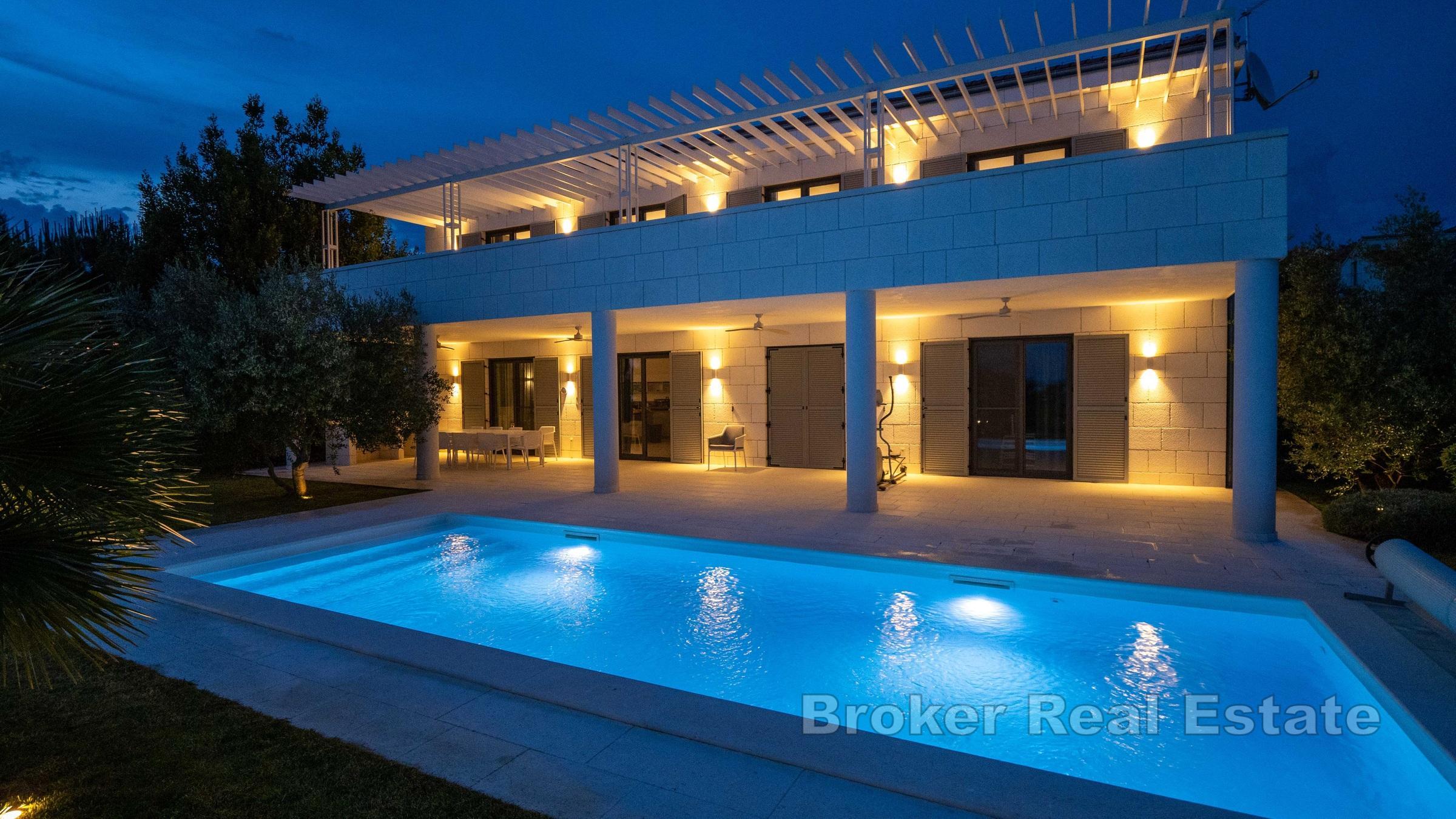 En vacker stenvilla med pool i första raden mot havet