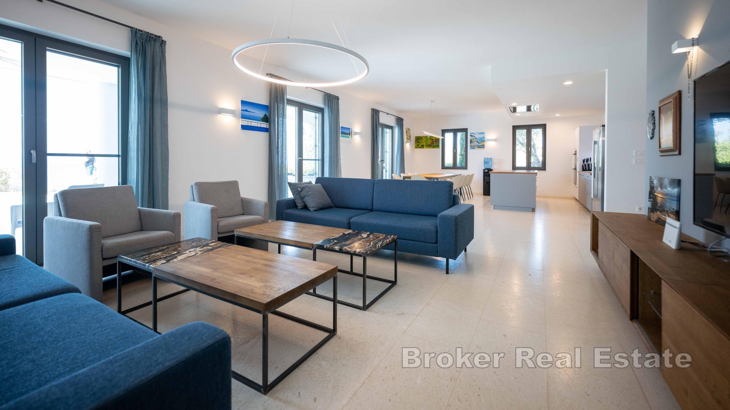 Piękna kamienna willa z basenem w pierwszym rzędzie do morza