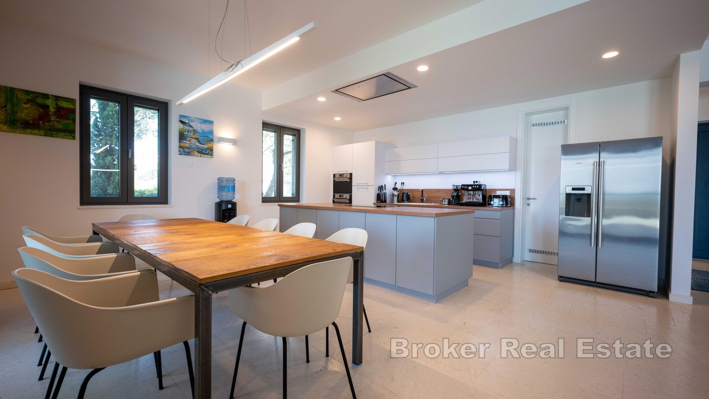 En vacker stenvilla med pool i första raden mot havet