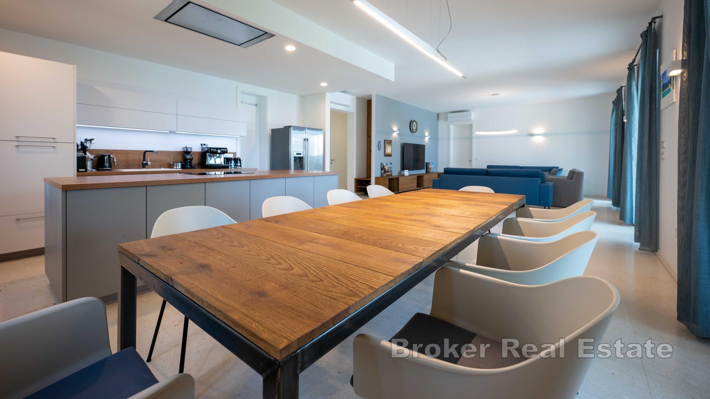 En vacker stenvilla med pool i första raden mot havet