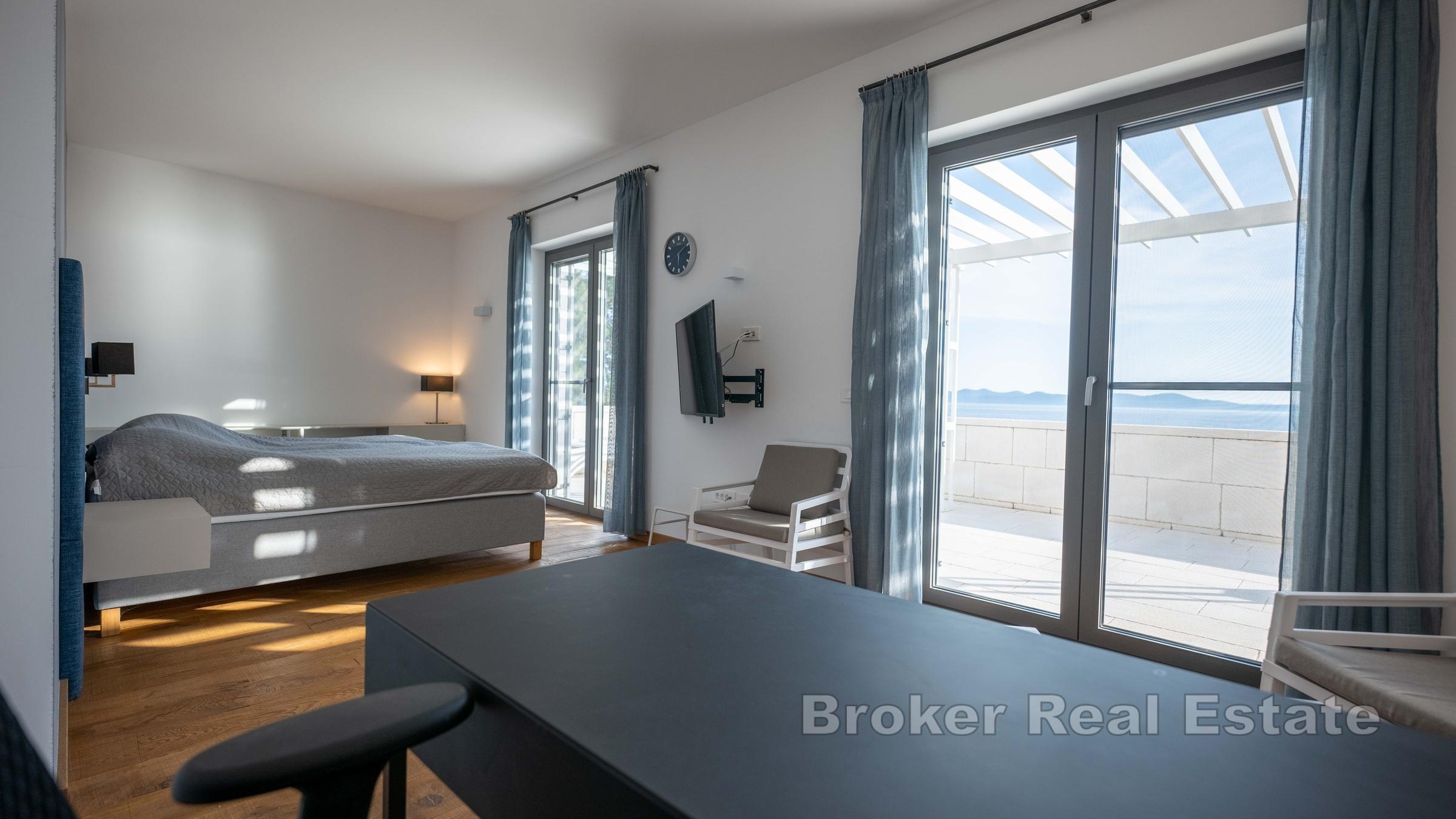 En vacker stenvilla med pool i första raden mot havet