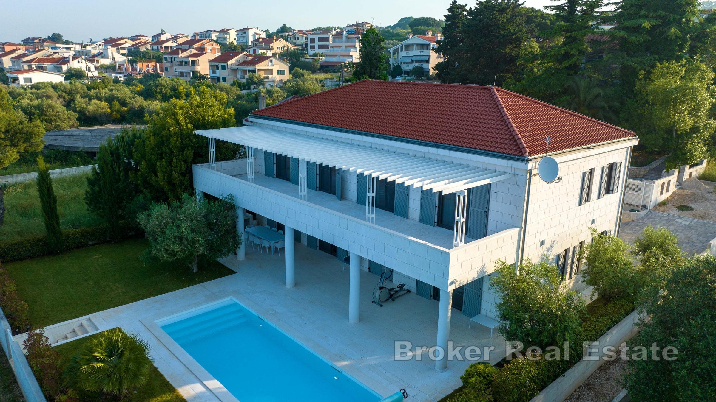 En vacker stenvilla med pool i första raden mot havet