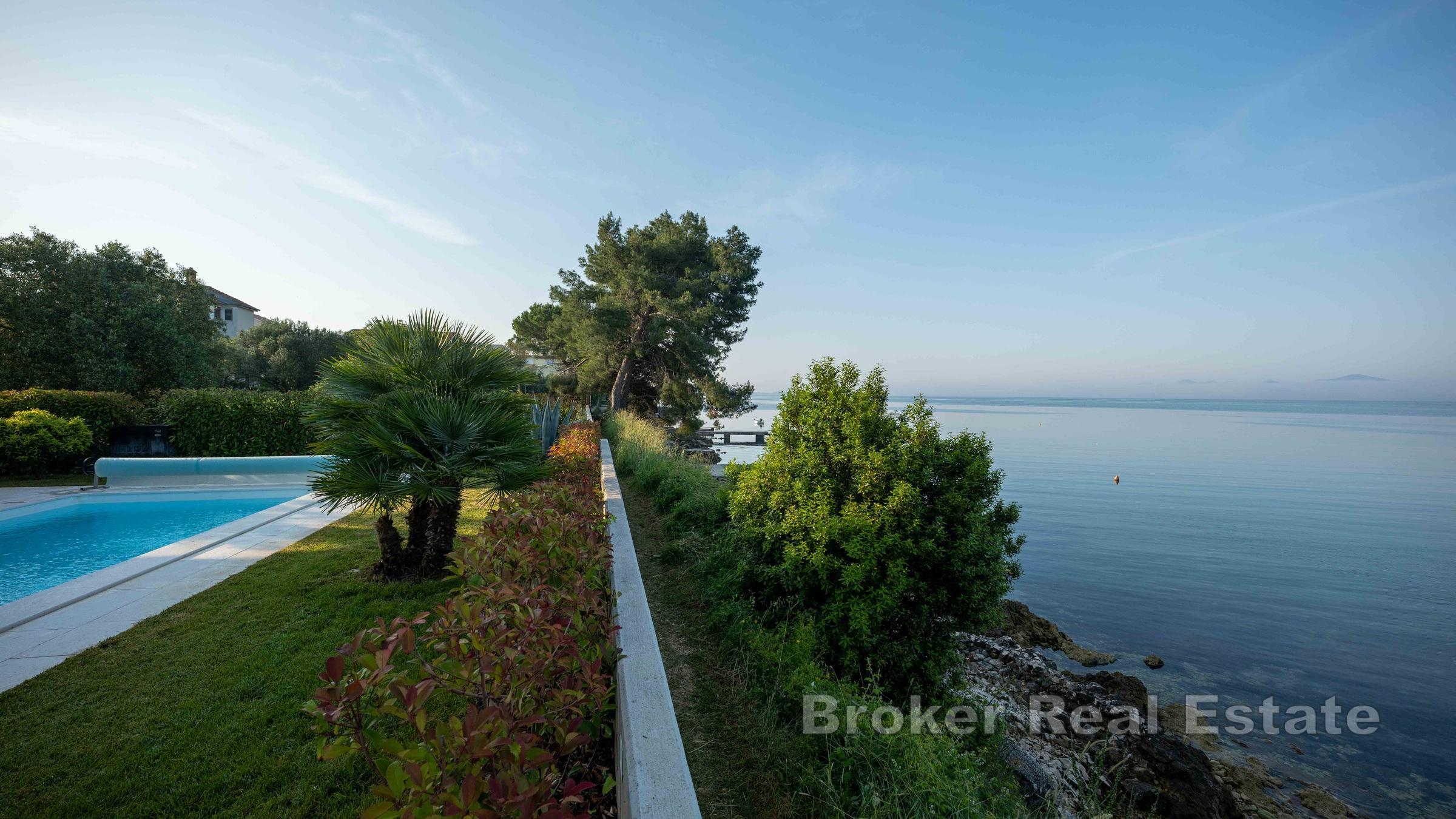 En vacker stenvilla med pool i första raden mot havet