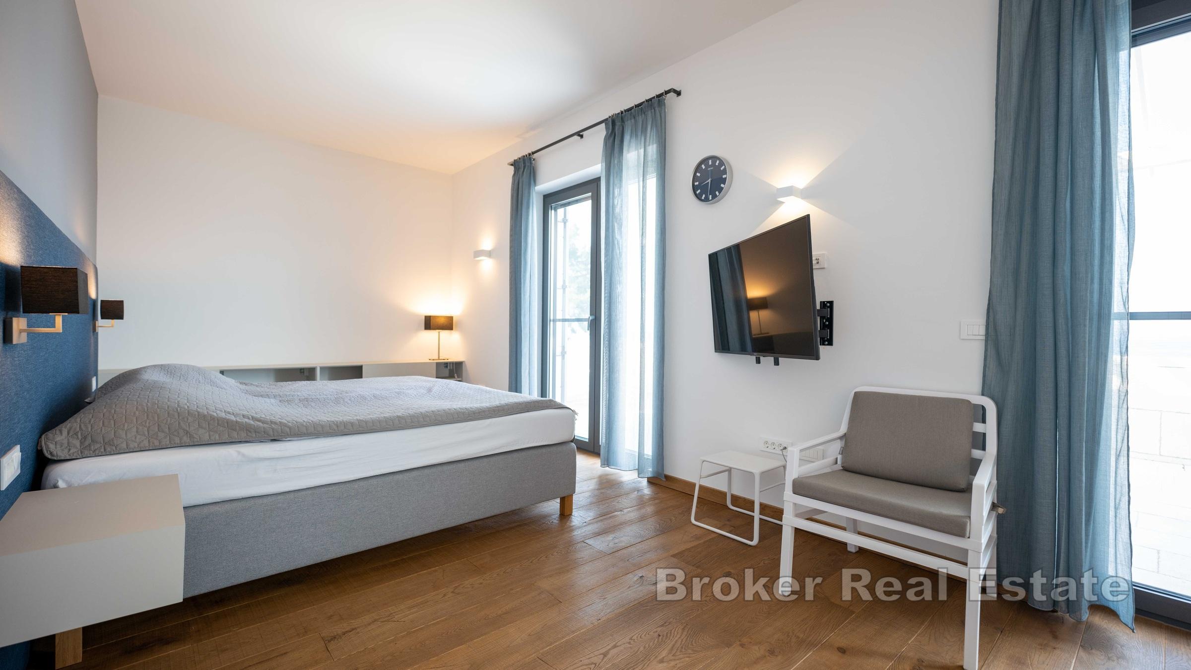 En vacker stenvilla med pool i första raden mot havet