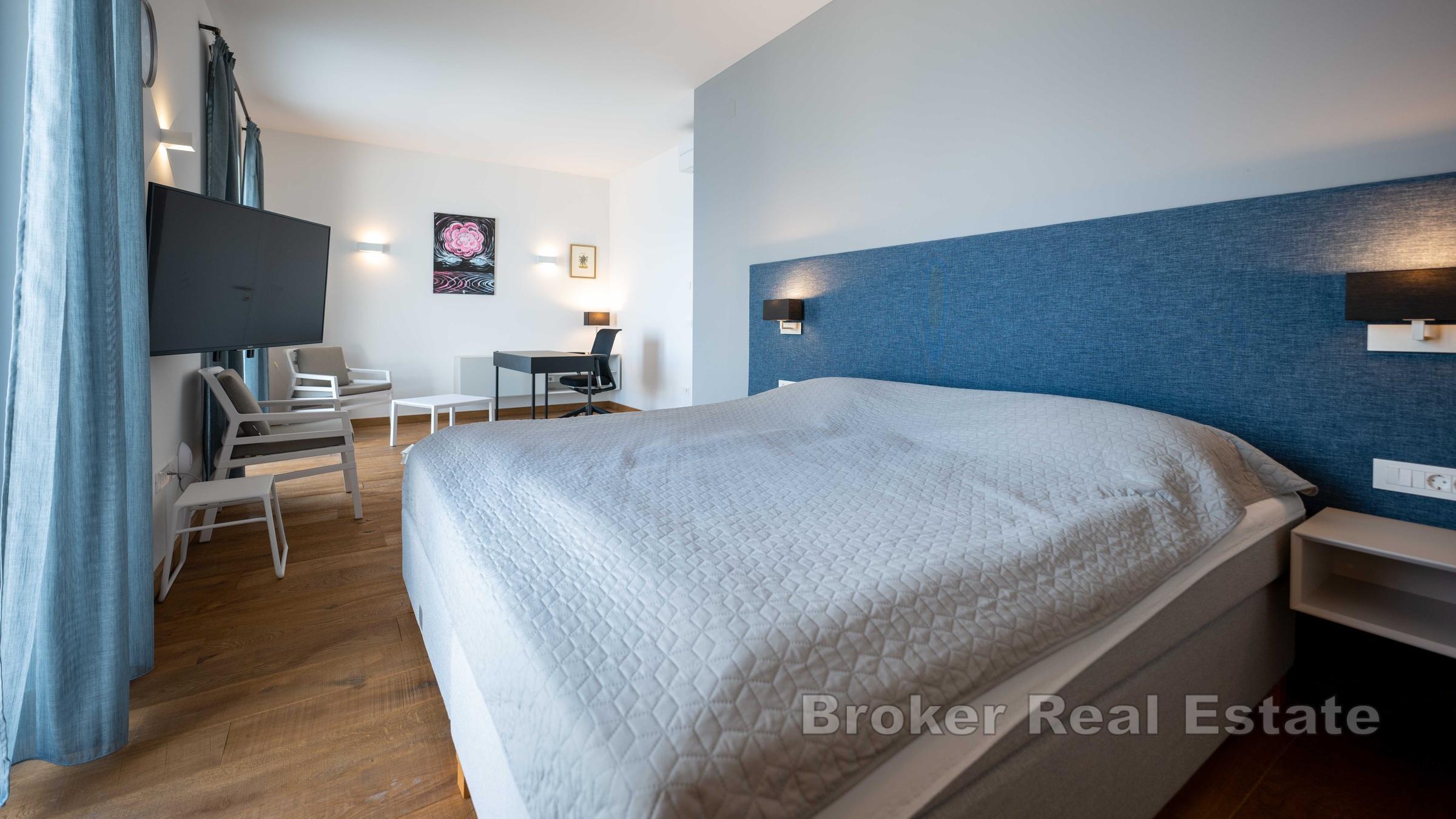 En vacker stenvilla med pool i första raden mot havet