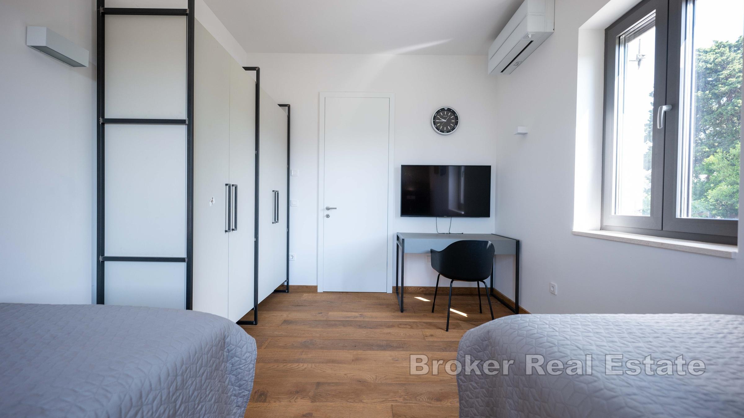 En vacker stenvilla med pool i första raden mot havet