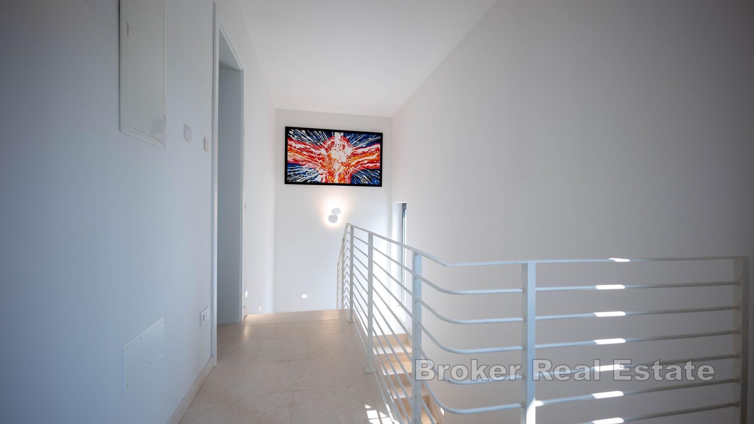 En vacker stenvilla med pool i första raden mot havet