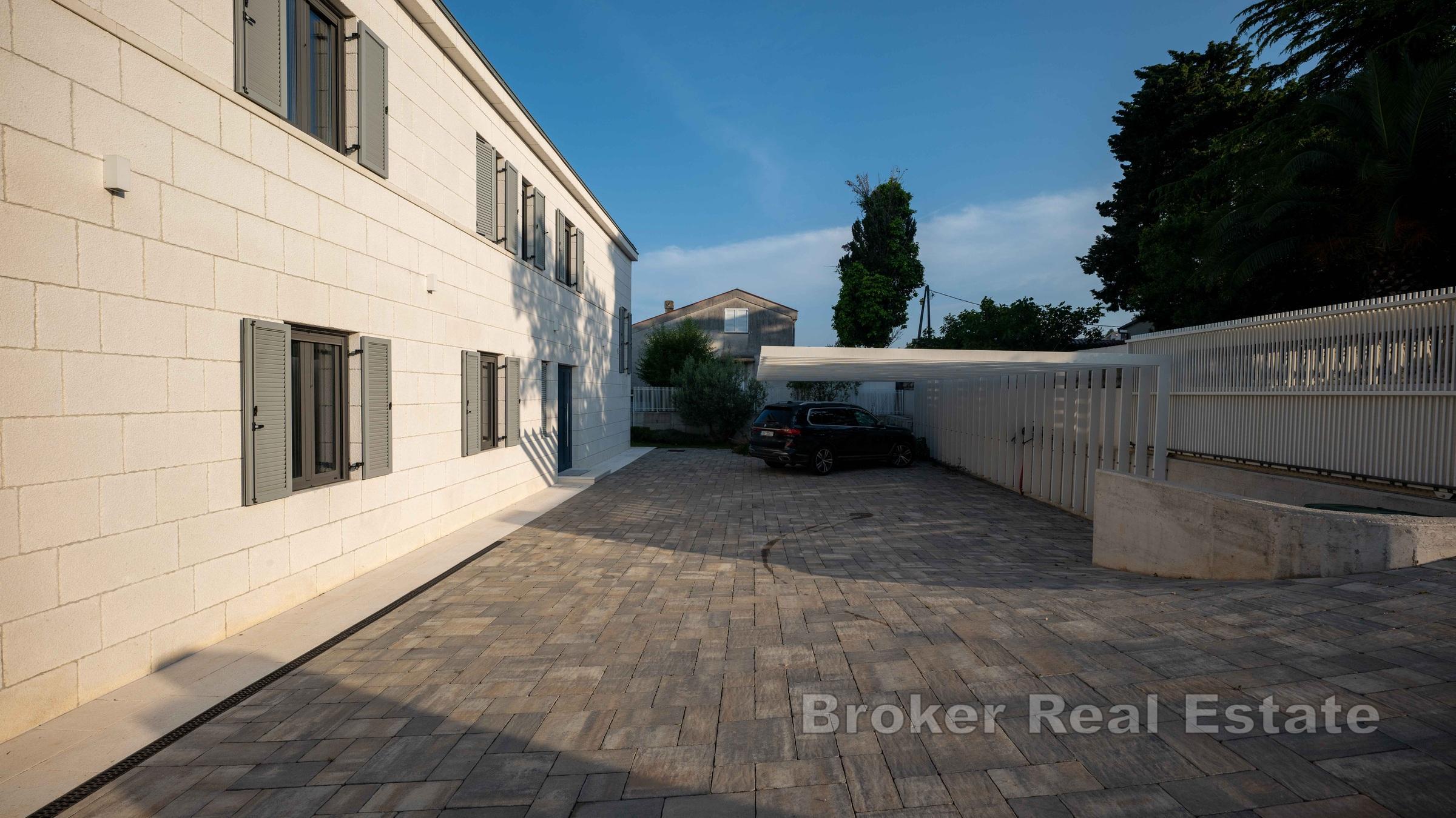 En vacker stenvilla med pool i första raden mot havet