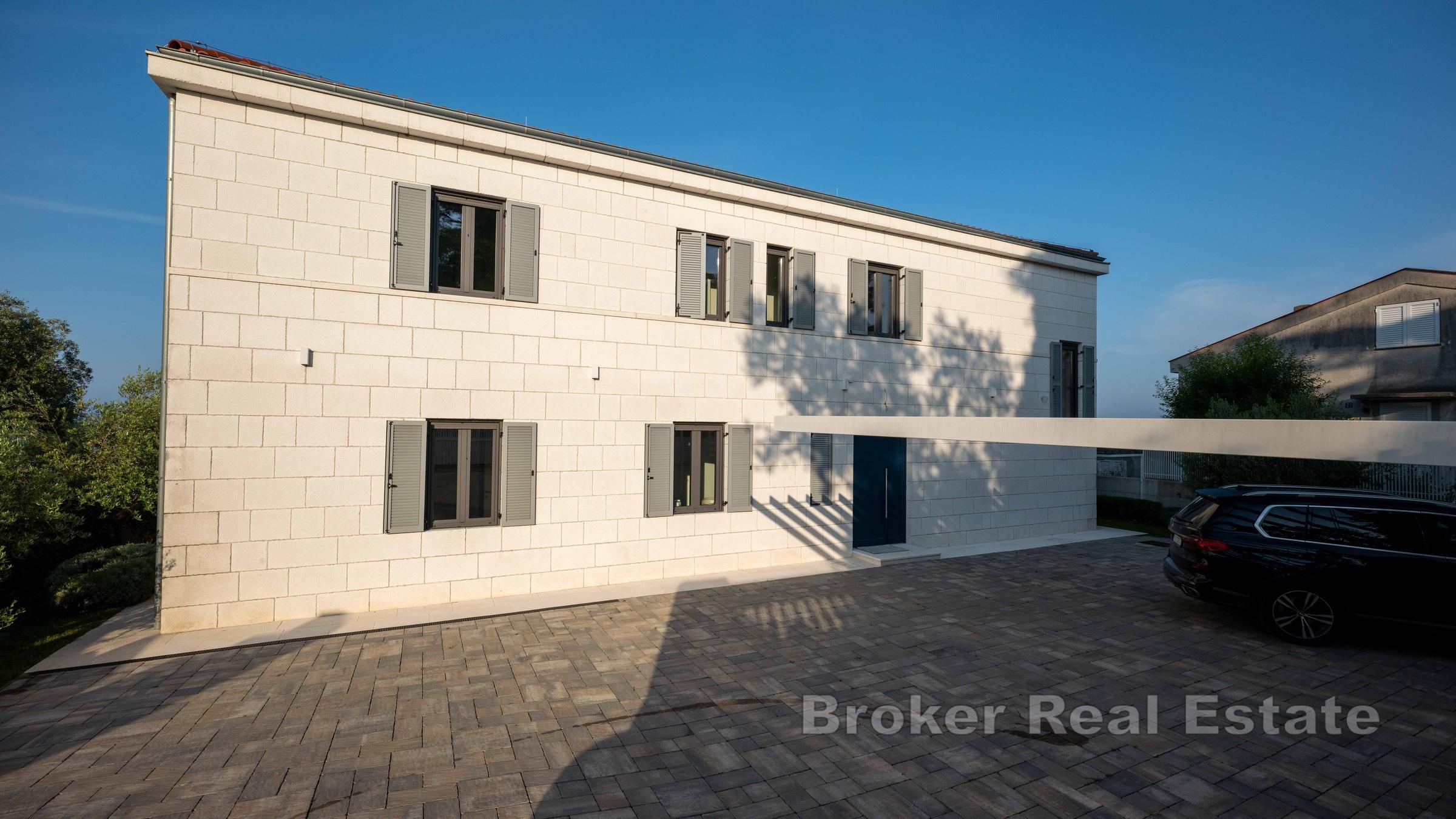 En vacker stenvilla med pool i första raden mot havet