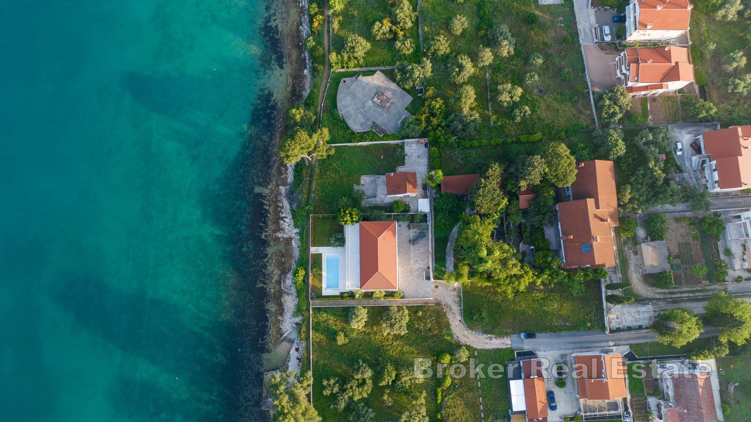 En vacker stenvilla med pool i första raden mot havet