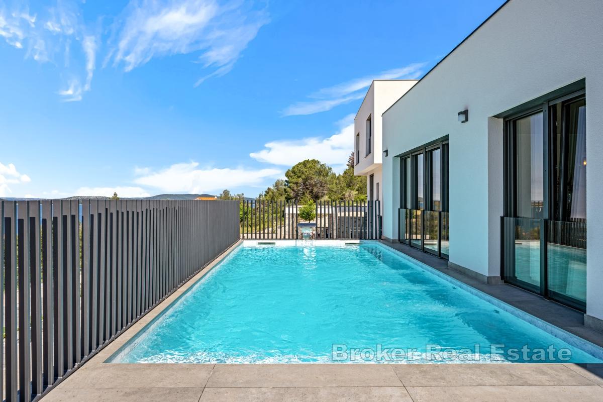 Villa moderne avec vue dégagée sur la mer