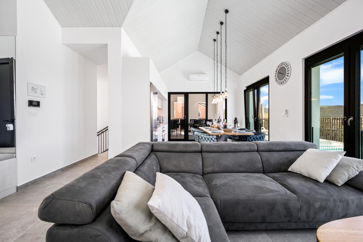 Modern villa med öppen havsutsikt