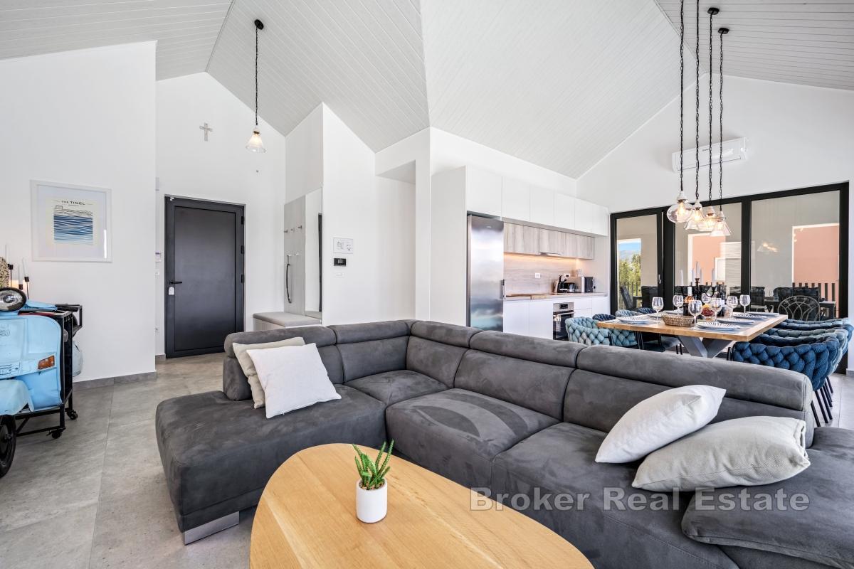Moderne villa med åpen havutsikt