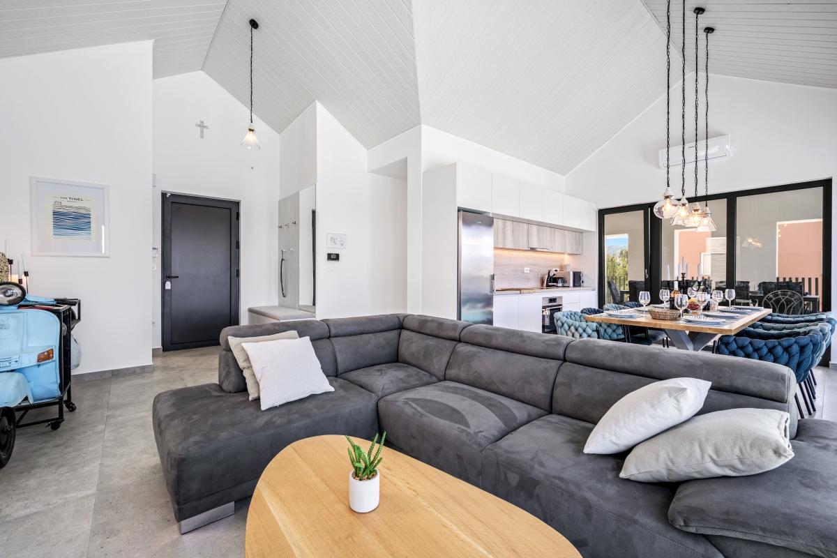 Modern villa med öppen havsutsikt