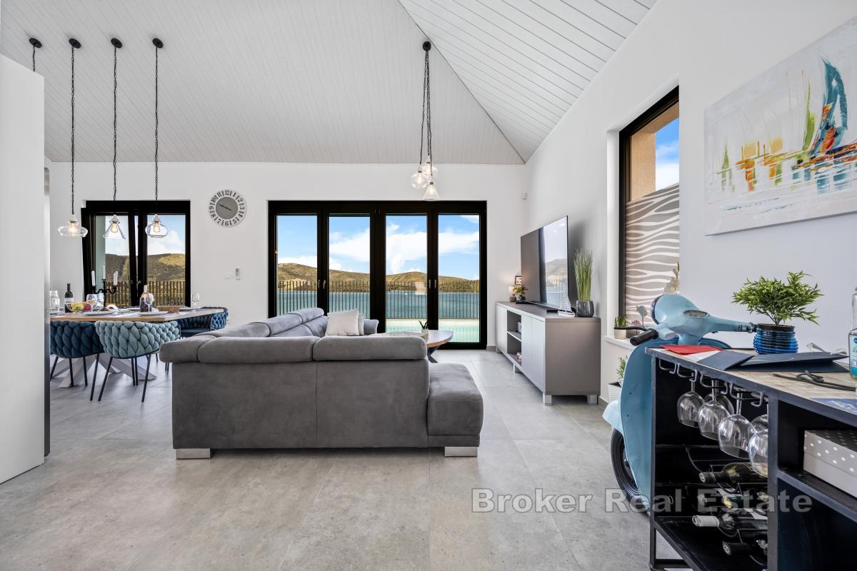 Moderne villa med åpen havutsikt