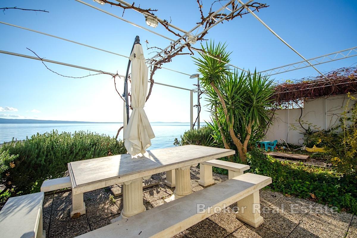 Apartmenthaus in erster Reihe zum Meer