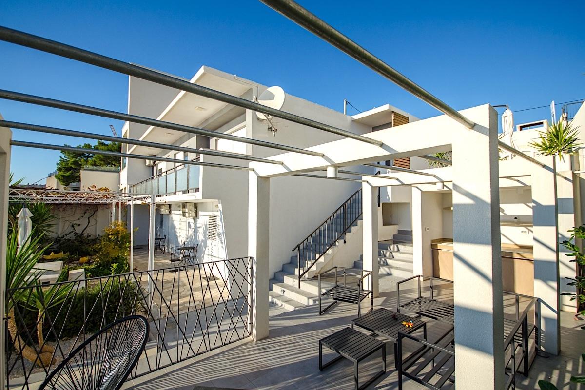 Apartmanska kuća u prvom redu do mora