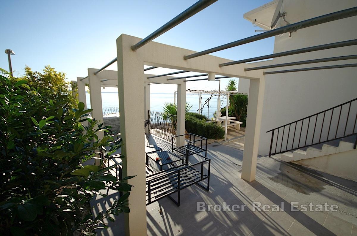 Apartmenthaus in erster Reihe zum Meer