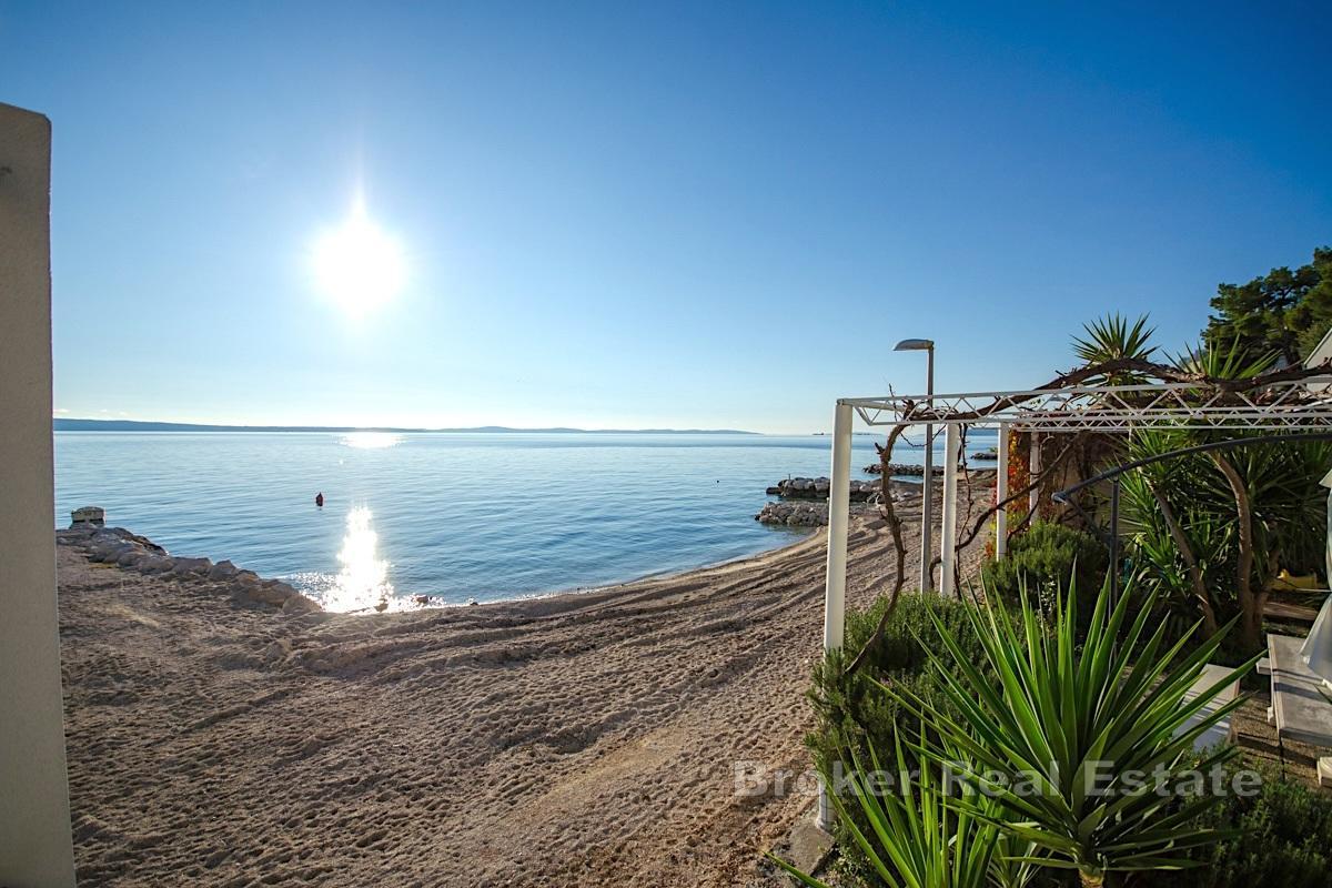 Apartmenthaus in erster Reihe zum Meer