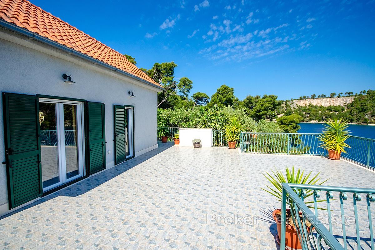 Kuća u prvom redu do mora