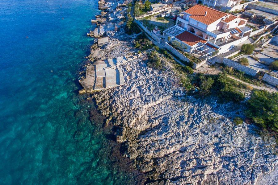 Rymligt hus i första raden till havet