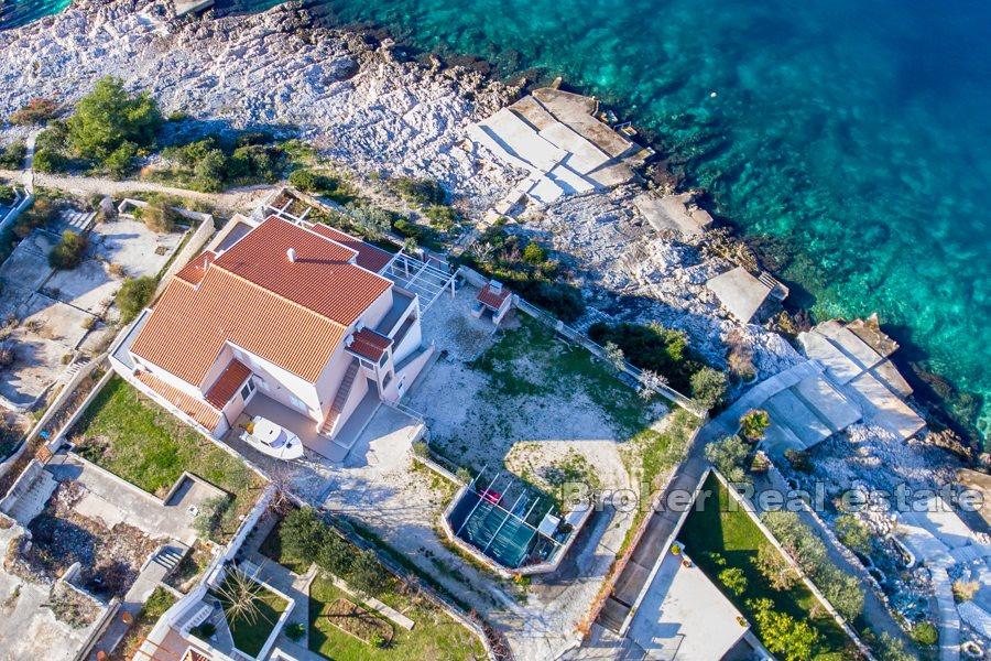 Maison spacieuse à la première rangée de la mer