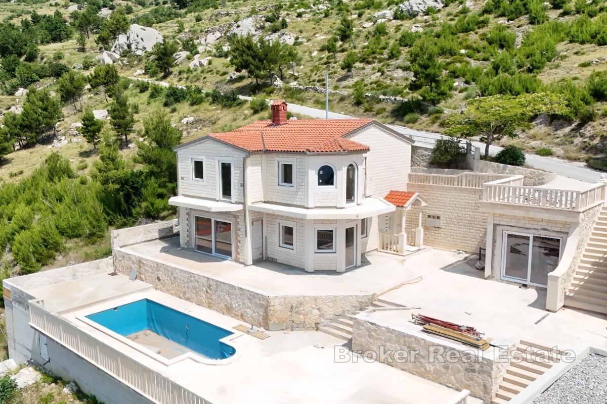 Panoramatický dům k rekonstrukci s krásným výhledem na moře