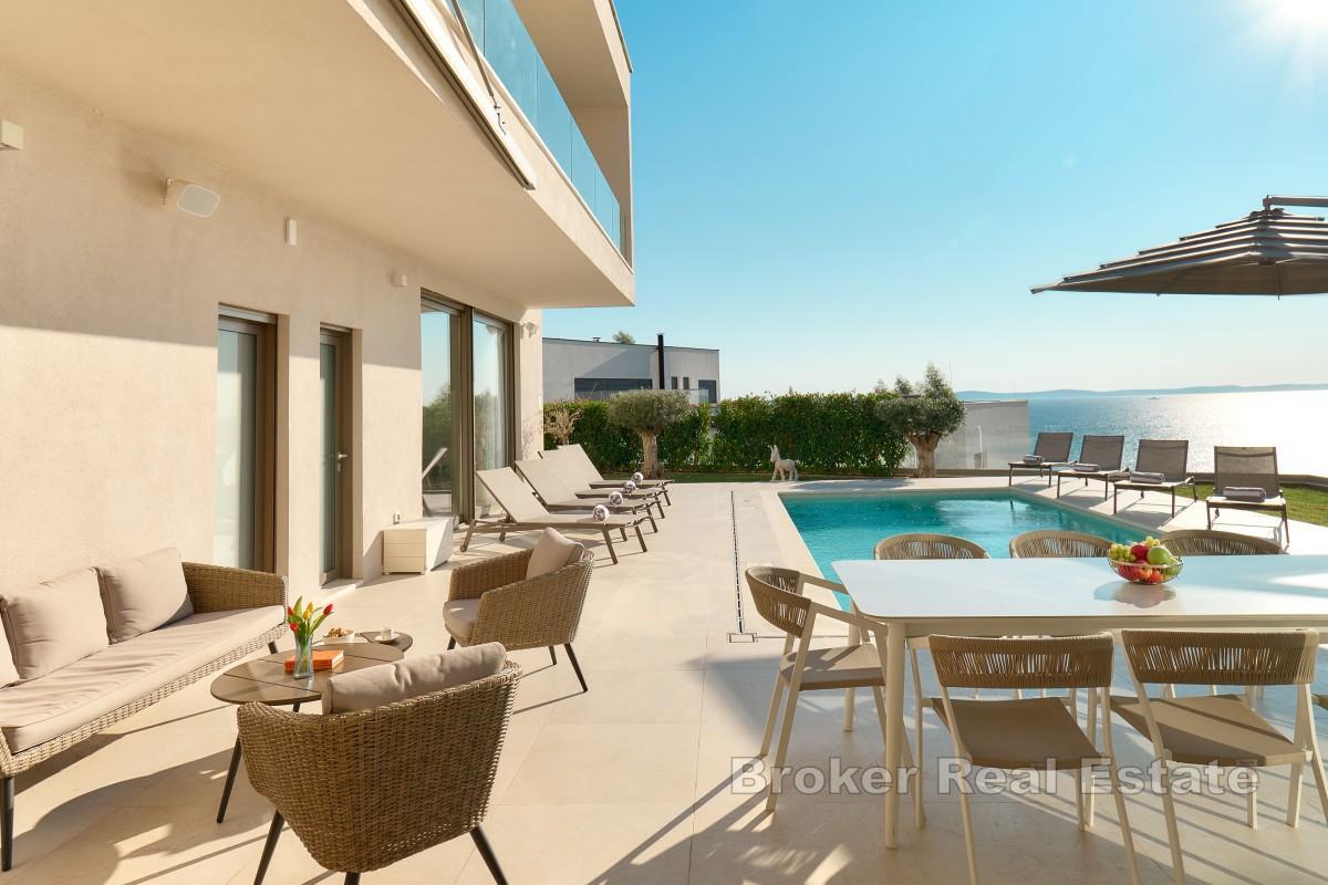 Elegant villa med pool och havsutsikt