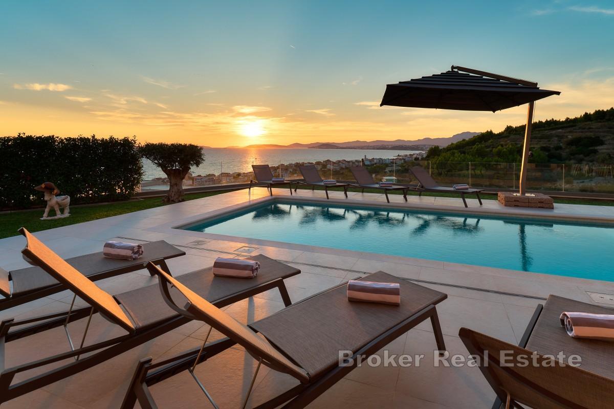 Elegant villa med pool och havsutsikt