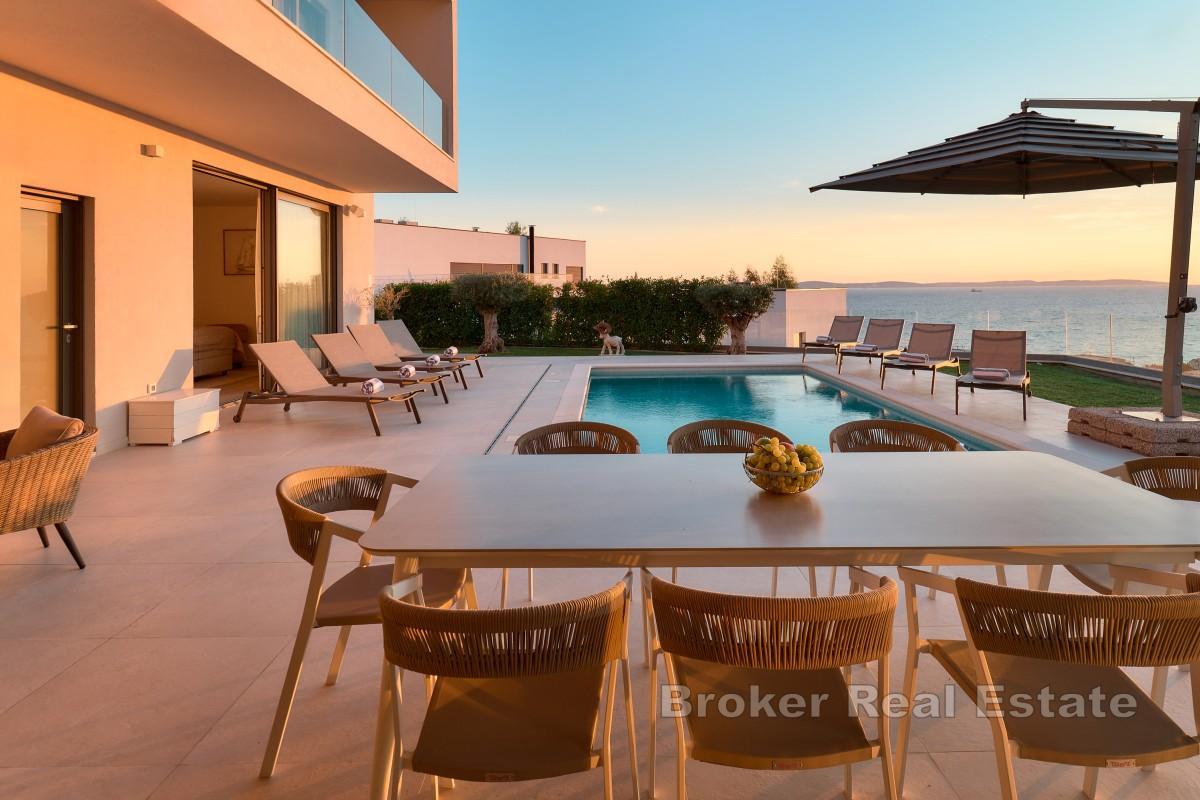 Elegant villa med pool och havsutsikt