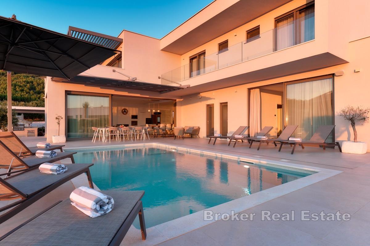 Elegant villa med pool och havsutsikt