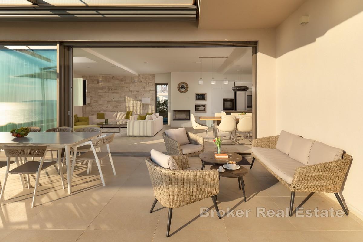 Elegant villa med basseng og havutsikt