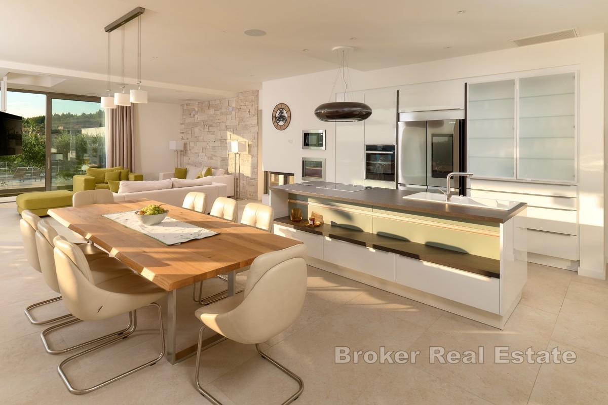 Elegant villa med basseng og havutsikt