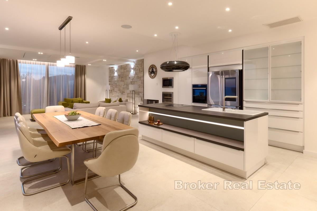 Elegant villa med basseng og havutsikt