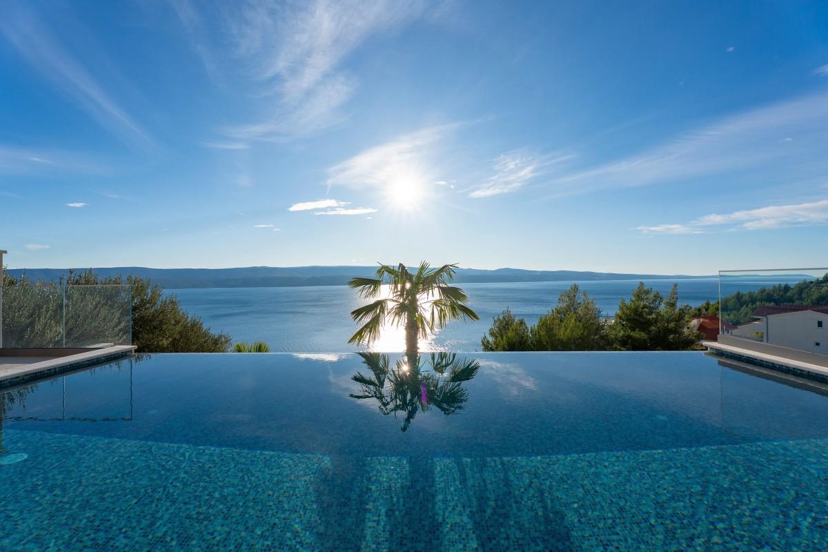 Moderne villa med panoramautsikt over havet