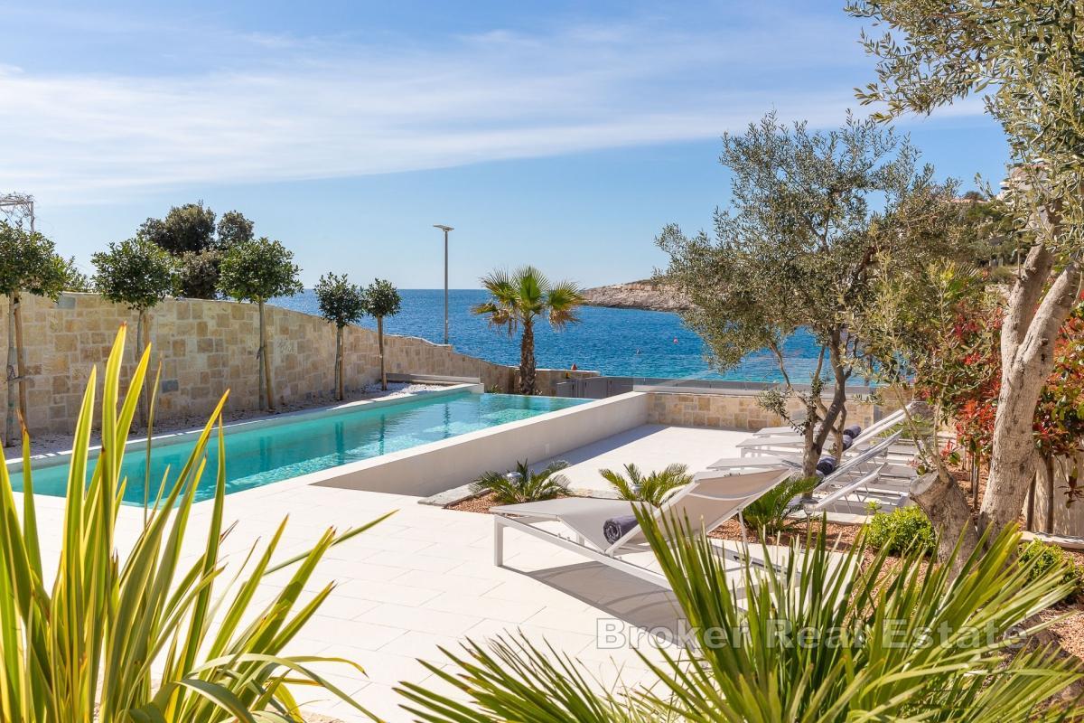 Роскошная вилла с бассейном в первом ряду от моря