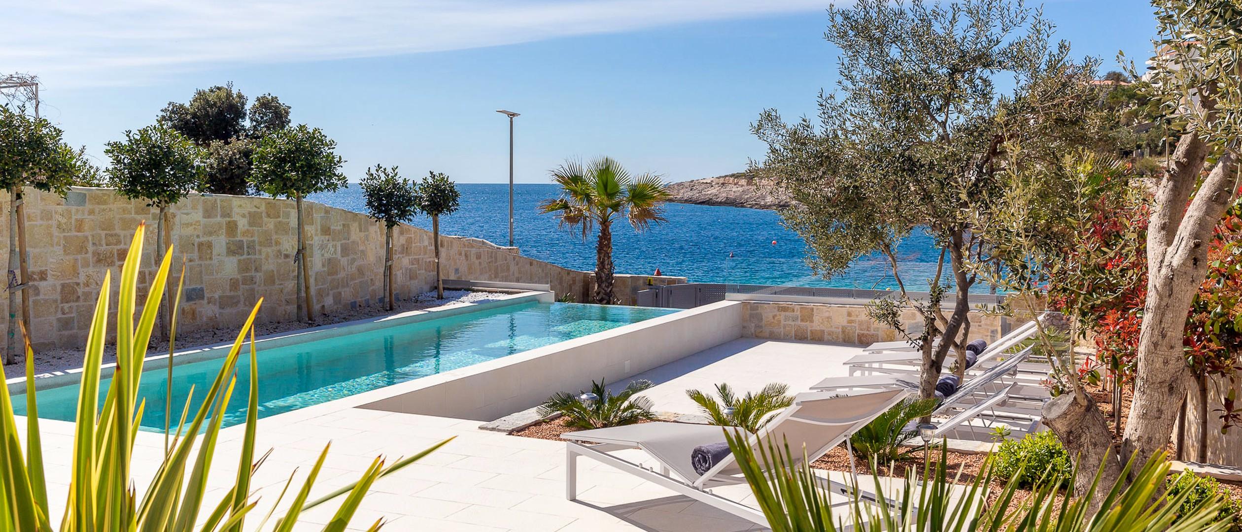 Luxury villa with pool, first row to the sea