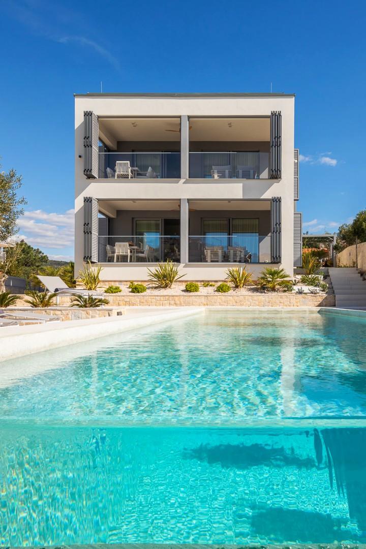 Luxury villa with pool, first row to the sea