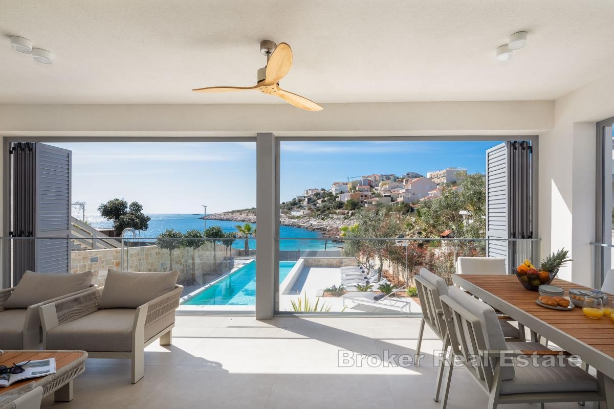 Роскошная вилла с бассейном в первом ряду от моря