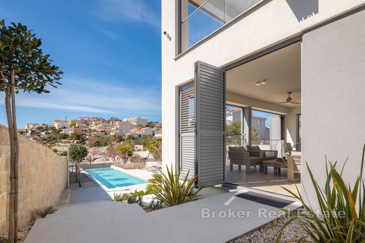 Роскошная вилла с бассейном в первом ряду от моря