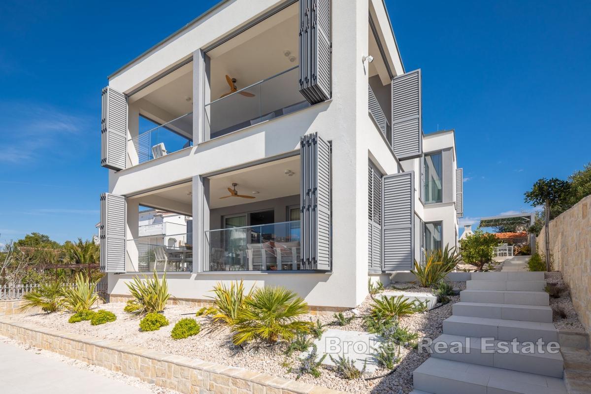 Роскошная вилла с бассейном в первом ряду от моря