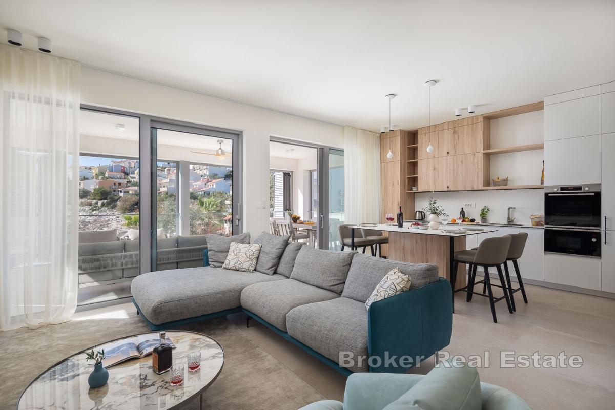 Роскошная вилла с бассейном в первом ряду от моря