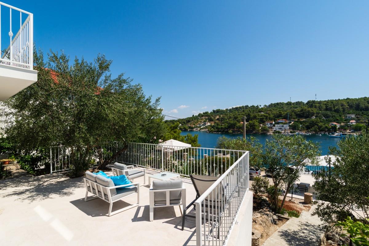 001-2022-472-Solta-Modern-house-first-row-by-the-sea-for-sale