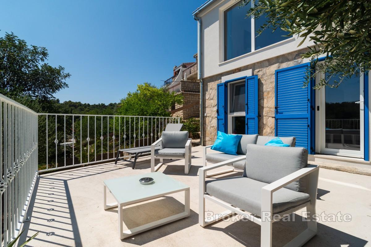 Moderne hus i første rad mot sjøen