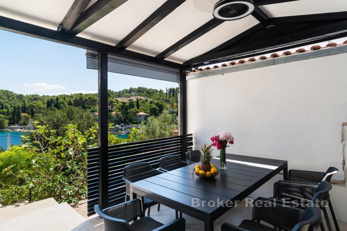 Modernt hus i första raden mot havet