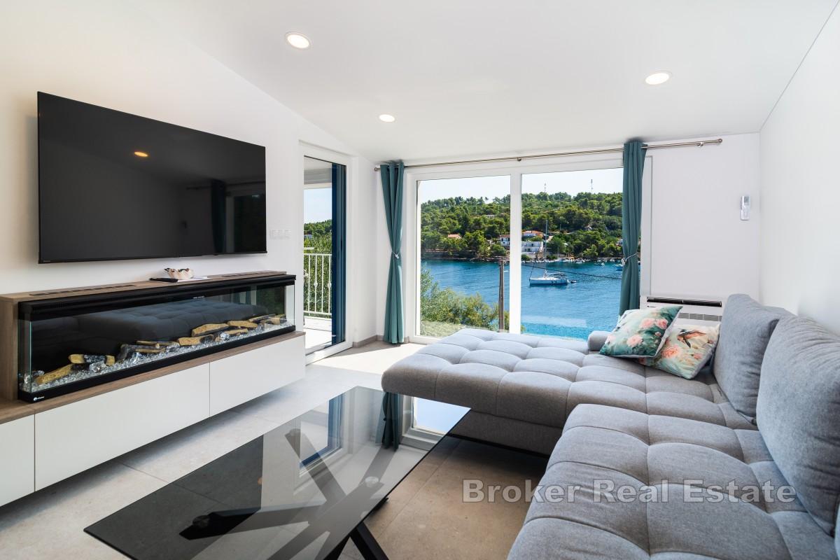 Nowoczesny dom w pierwszym rzędzie od morza