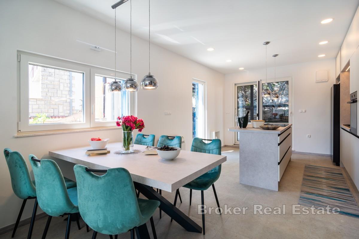 Modernt hus i första raden mot havet