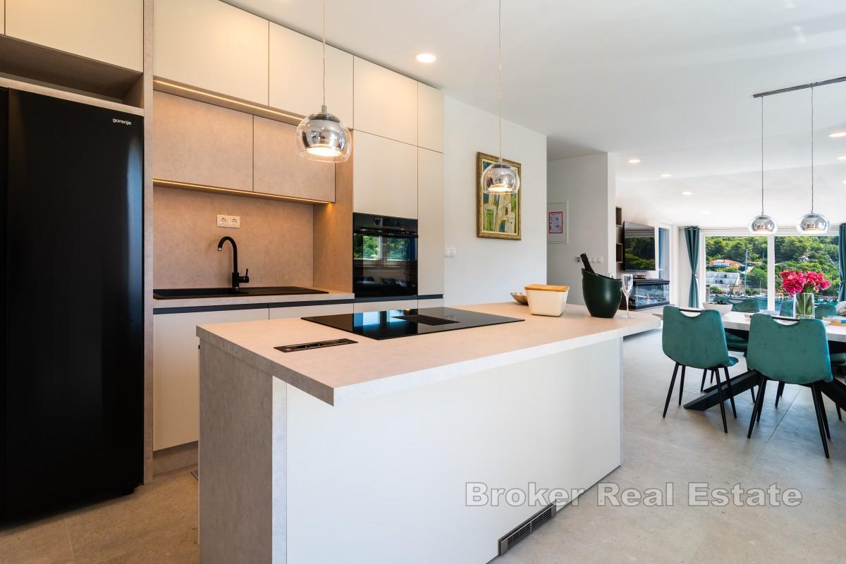 Nowoczesny dom w pierwszym rzędzie od morza